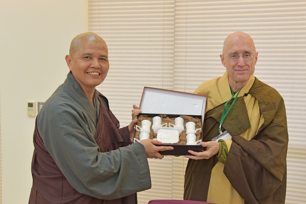 雙方致贈紀念品