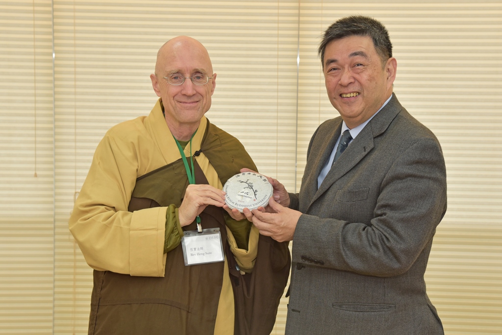 李天任校長與法界佛教總會董事長恆實法師互致贈紀念品