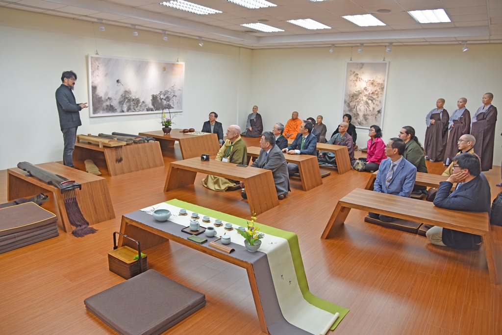 建築學系林正雄教授介紹斲琴的過程.