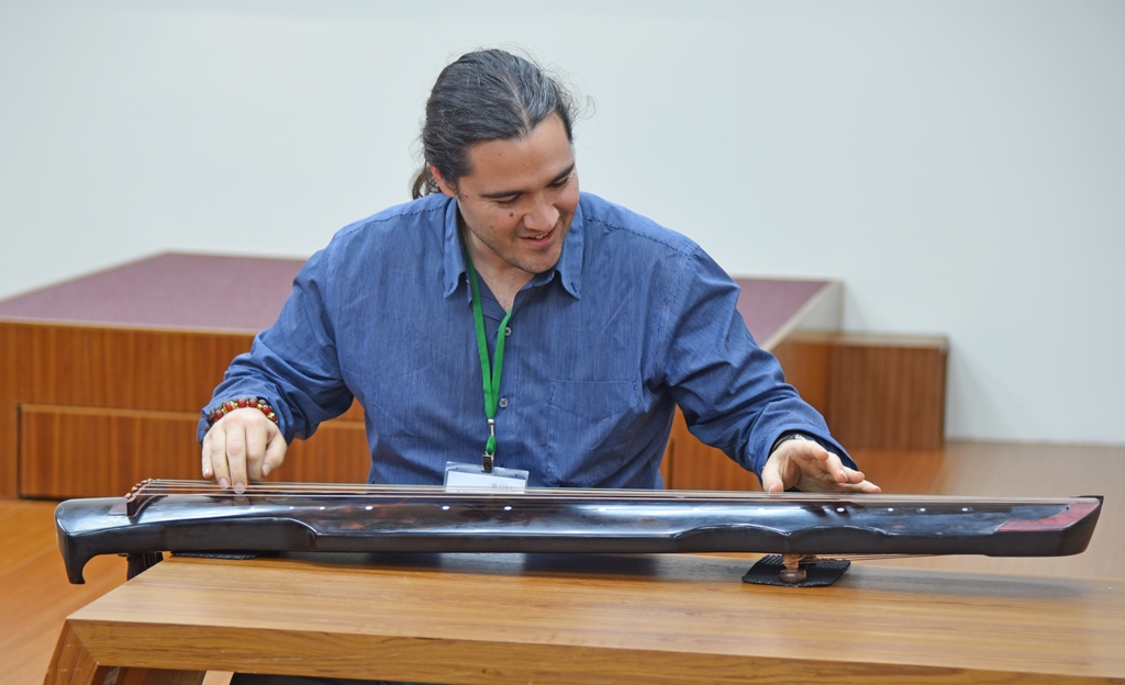 法界佛教大學康親誠居士現場演奏