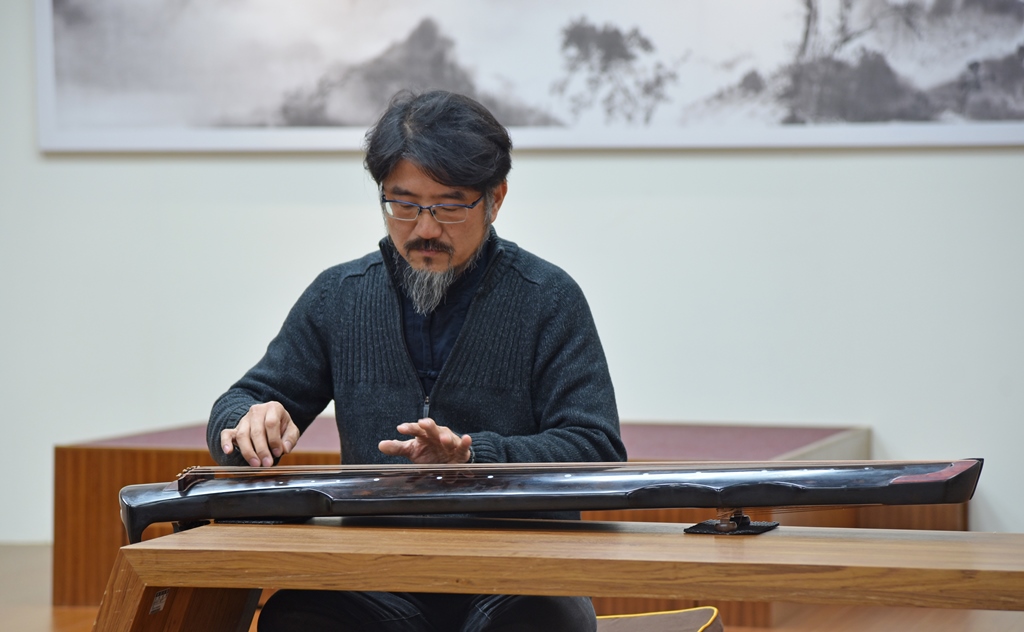 建築學系林正雄教授與林素玟教授一同展示古琴表演及茶道行茶禮法