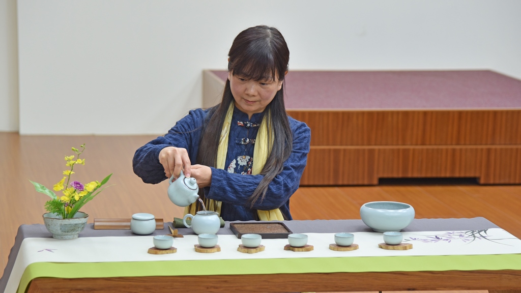 建築學系林正雄教授與林素玟教授一同展示古琴表演及茶道行茶禮法
