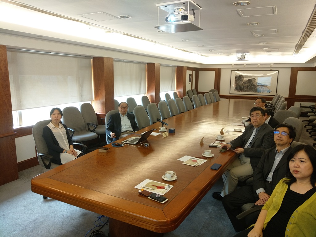 本校參訪團聽取新亞書院黃乃正院長簡報