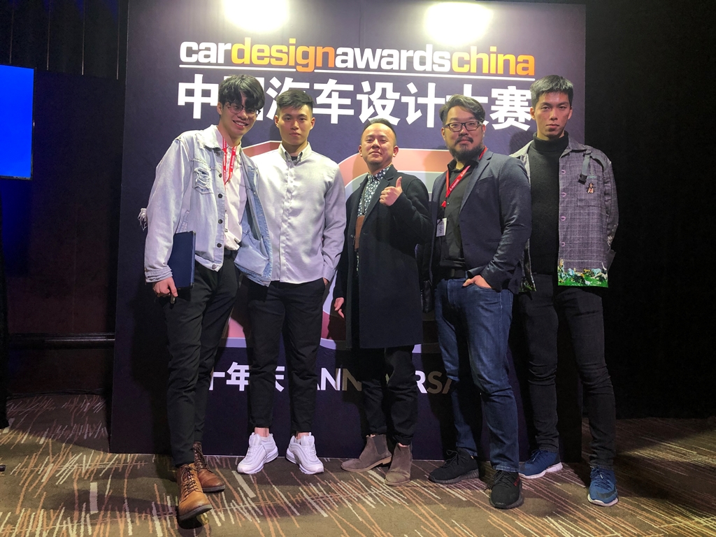 ?李聖恩老師(右2)、林立同學(左1)及黃源維同學(右1)於2019年4月15日赴中國上海參加「2019中國汽車設計大賽」決賽頒獎晚會