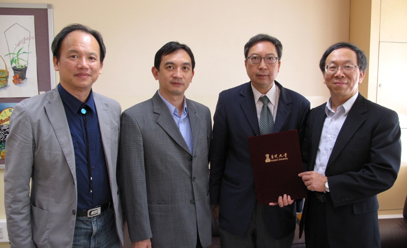 簡江儒主任秘書(右一)、郭朝順院長(左二)、吳俊杰院長(左一)赴香港拜會佛教葉紀男紀念中學郭民亮校長(右二)並簽署合作協議書。