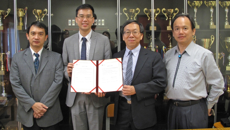 簡江儒主任秘書、郭朝順院長、吳俊杰院長赴香港拜會佛教茂峰法師紀念中學陳志維校長(左二)並簽署合作協議書。