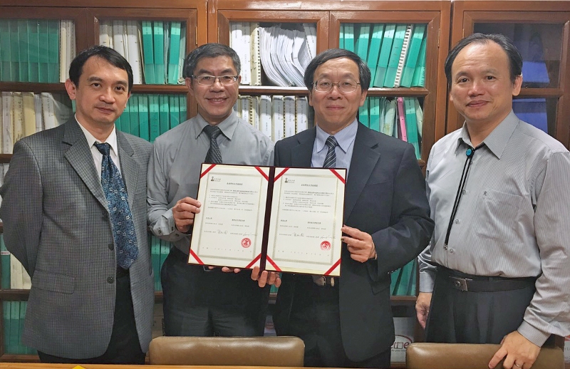 簡江儒主任秘書、郭朝順院長、吳俊杰院長赴香港拜會教師會李興貴中學梁炳棋校長並簽署合作協議書合照。