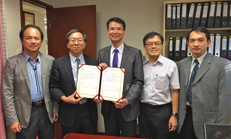 簡江儒主任秘書、郭朝順院長、吳俊杰院長赴香港拜會鳳溪第一中學黃增祥校長(中)並簽署合作協議書。