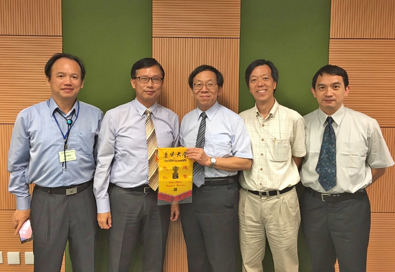 簡江儒主任秘書、郭朝順院長、吳俊杰院長赴香港拜會信義會心誠中學黎志榮副校長(右二)、麥沃華校長(左二)並簽署合作協議書。