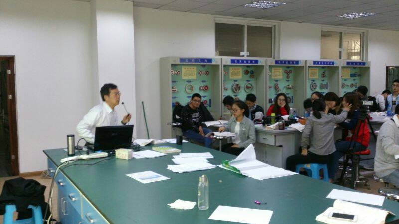 機電工程學系羅勝益教授至姊妹校宜賓學院教授為期三週的「機械原理與實習」上課,與同學互動熱絡。