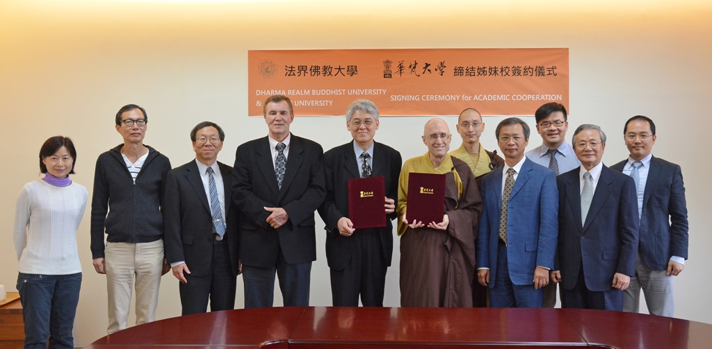 (左至右)秘書室葉麗華組長、佛教學系林煌洲主任、簡江儒主任秘書、法界佛教大學副校長Douglas Maxwell Powers、華梵大學高柏園校長、法界佛教總會董事長恆實法師、講師近傳法師、法界佛教大學董事前台北大學校長薛富井教授、吳適有副教授、宣化文教基金會董事前監察院副秘書長陳吉雄先生、發展計畫處陳頌明主任