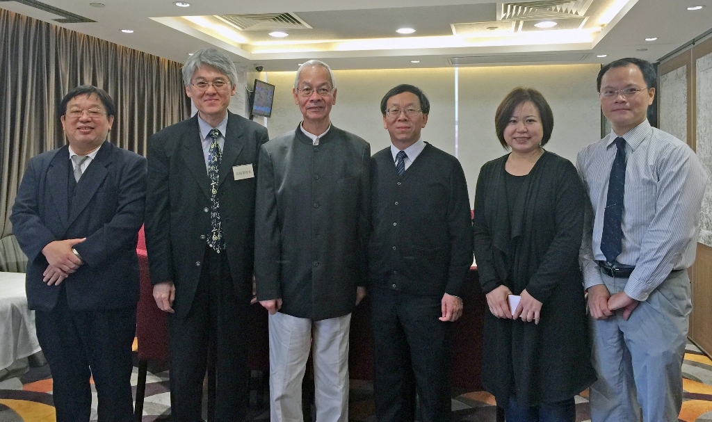 加強境外宣傳,高校長率師長赴港與多所中學簽訂協議,(左至右)機電工程學系李福星主任、高柏園校長、香港李志文博士、簡江儒主任秘書、體育室金敏玲老師、秘書室綜合業務組高偉穎組長。