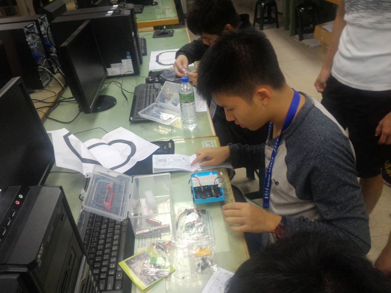 工程暨管理學院「自走車組合DIY」體驗課程。