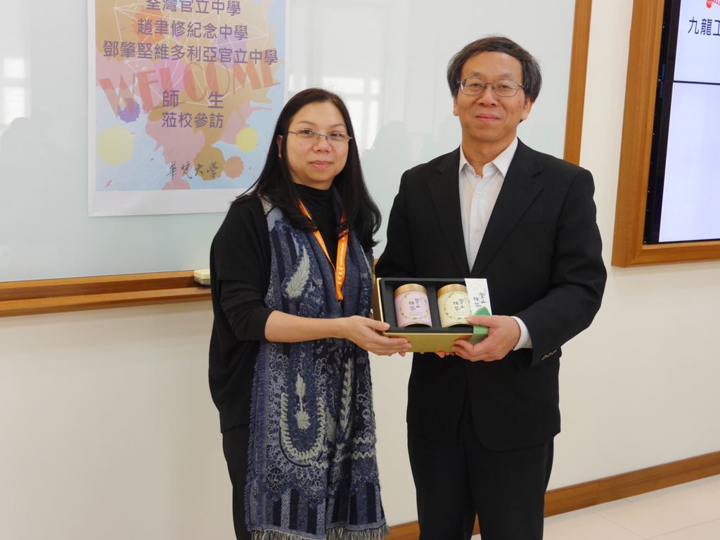 華梵大學簡江儒主任秘書(右)、香港荃灣官立中學鄧淑貞校長(左)。