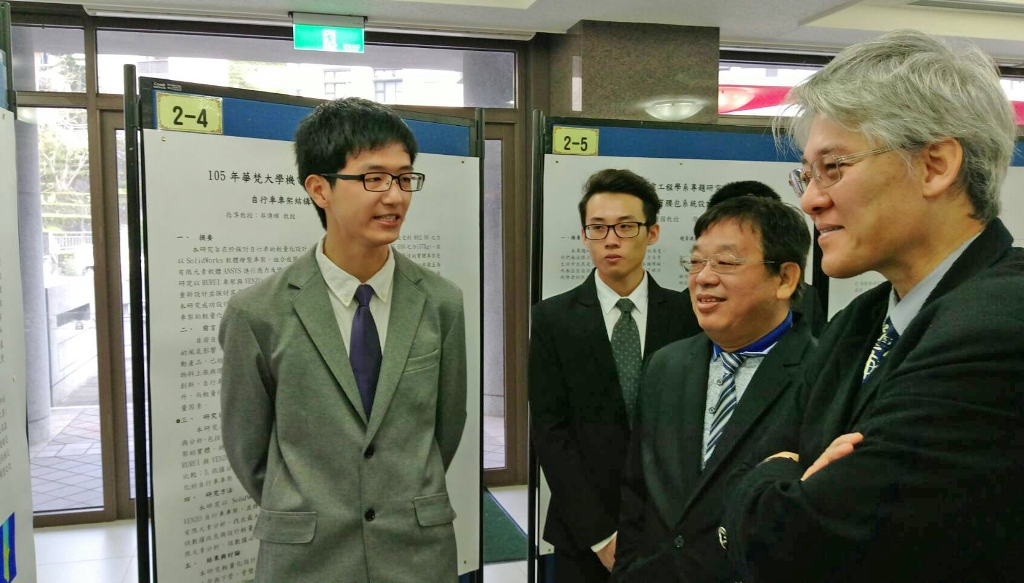 大四陸生金晨同學(左)向高柏園校長(右)等師長介紹自己的研究成果。