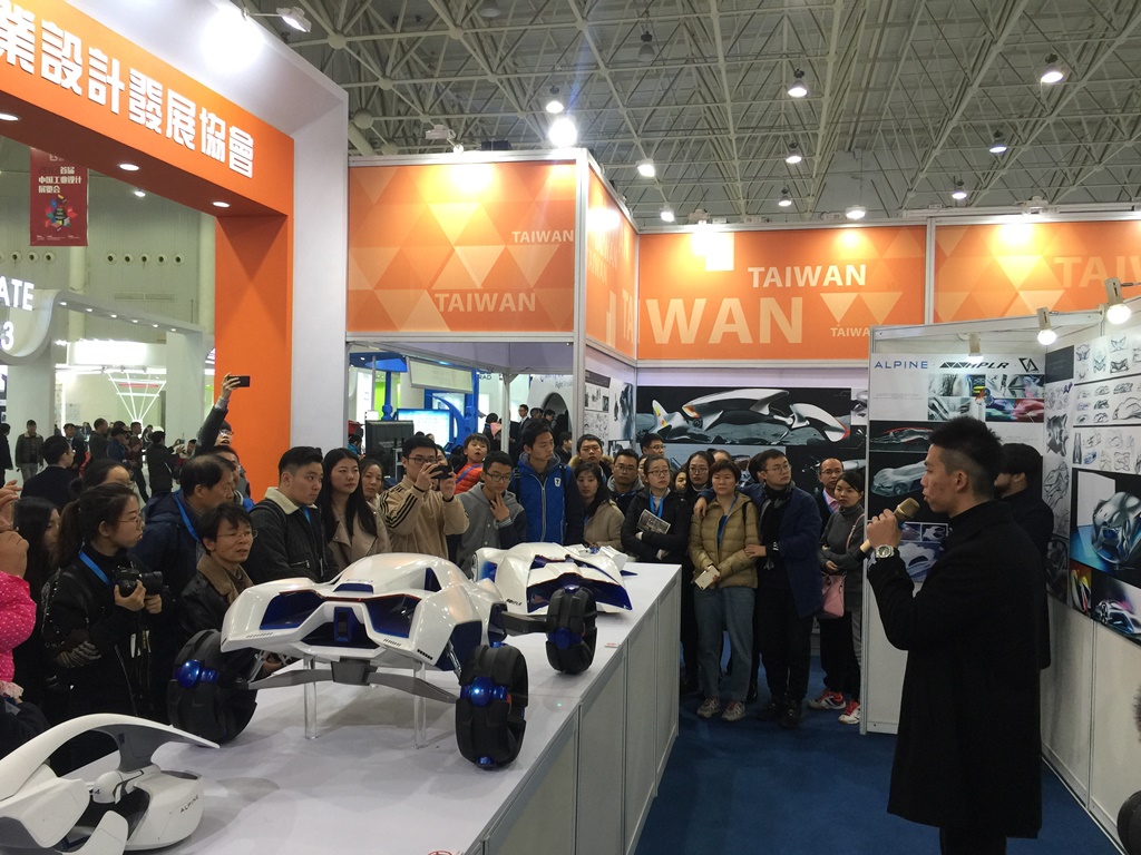 交通工具設計組同學高水準的實體作品相當吸睛,包括廠商、民眾及許多武漢高校師生不斷湧入,擠爆本校攤位。