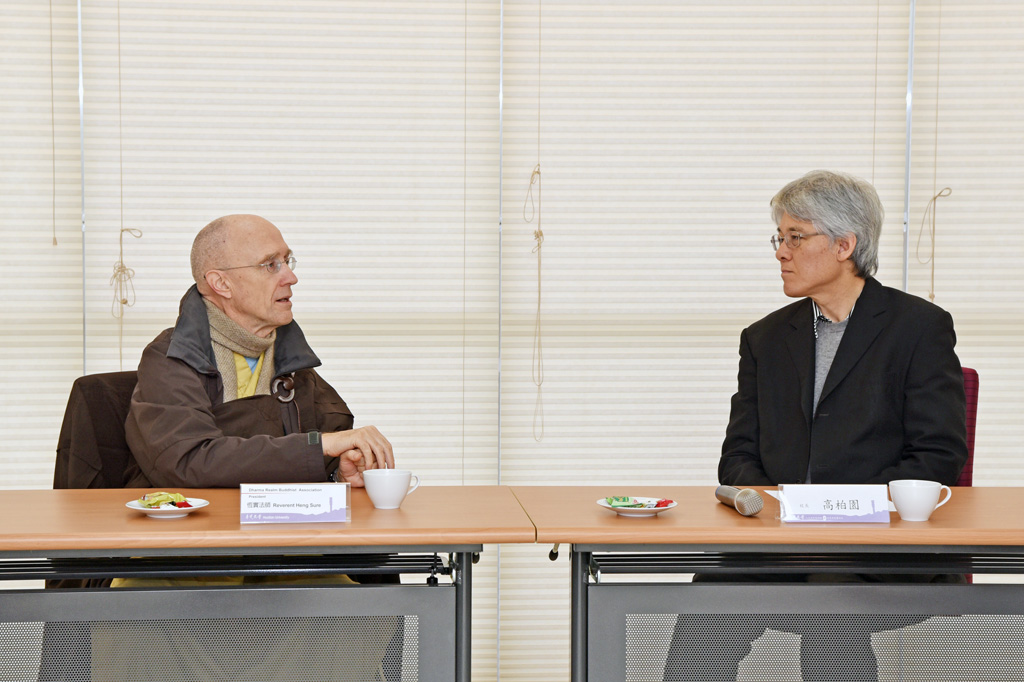 華梵大學高柏園校長(右)、法界佛教總會董事長恆實法師(左)。