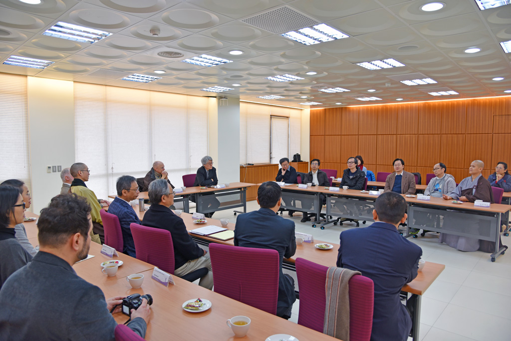 姊妹校法界佛教大學(Dharma Realm Buddhist University, DRBU)訪問團一行12人,在法界佛教總會董事長恆實法師率領下,於106年12月28日蒞校交流座談。