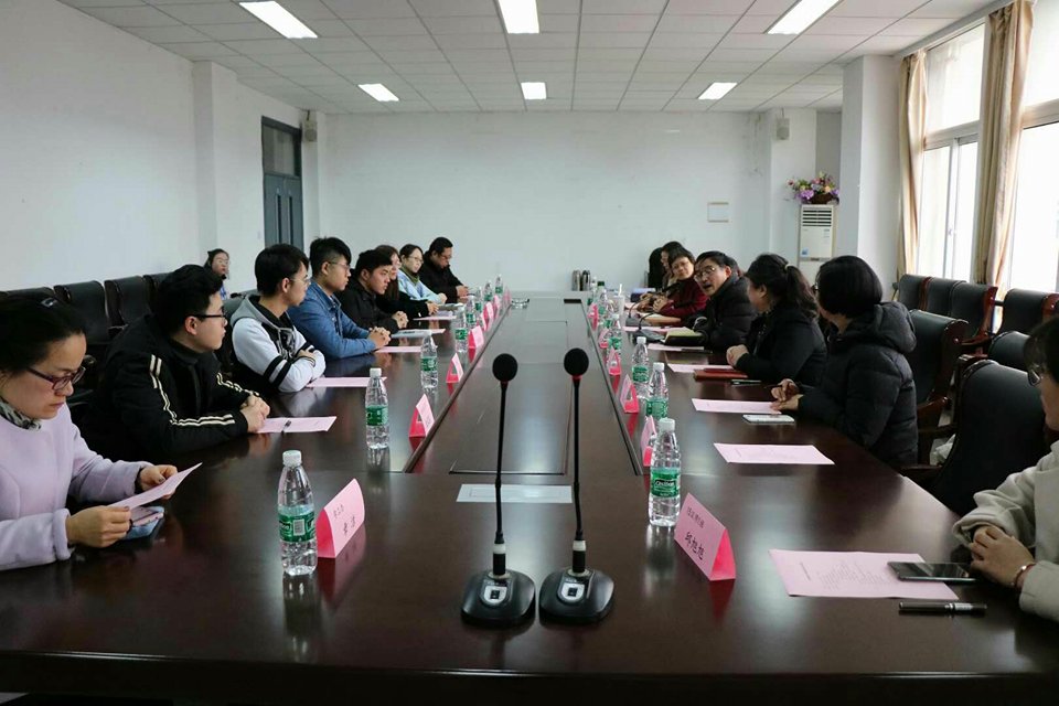 見面會會場南京曉莊學院國際交流處戴玲書記、文學院楊學民院長、黨總支佘一萍書記、副院長張謙芬教授、教務辦主任王玉珍老師、教務辦王子諍老師、全體輔導員以及相關同學皆應邀參與。