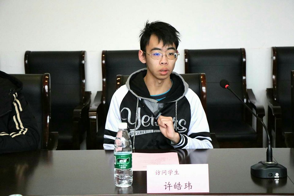 中國文學系許皓瑋同學向大家簡介華梵大學優美的自然風光和選課情況。