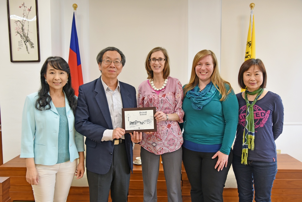 姊妹校美國普渡大學西北校區(Purdue University Northwest, PNW)國際交流中心Heather Torrie(中)及Joy Perley(右二)兩位師長於107年3月19日蒞校參訪座談,由負責國際事務的簡江儒主任秘書(左二)及外國語文學系劉于雁主任(左一)接待。