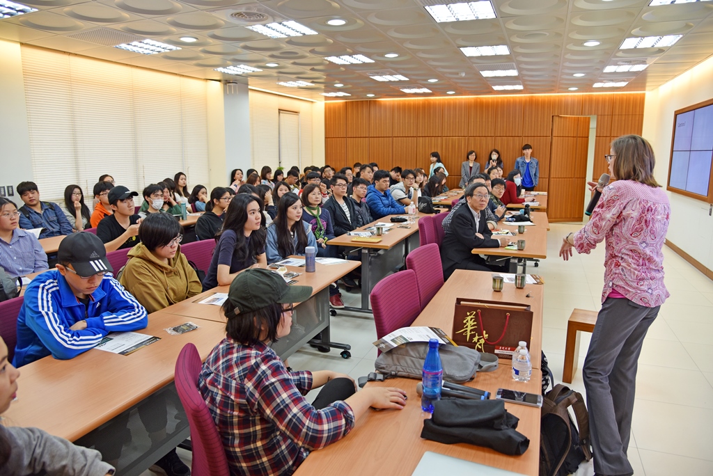 姊妹校美國普渡大學西北校區國際交流中心Heather Torrie為華梵師生介紹普渡大學及暑期英語密集課程,參與師生相當踴躍,擠爆會場,互動熱烈。