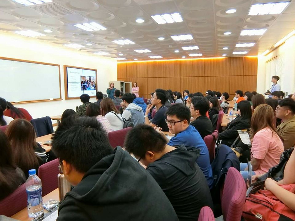 姊妹校美國普渡大學西北校區國際交流中心Joy Perley為華梵師生介紹普渡大學及暑期英語密集課程,參與師生相當踴躍,擠爆會場,互動熱烈。