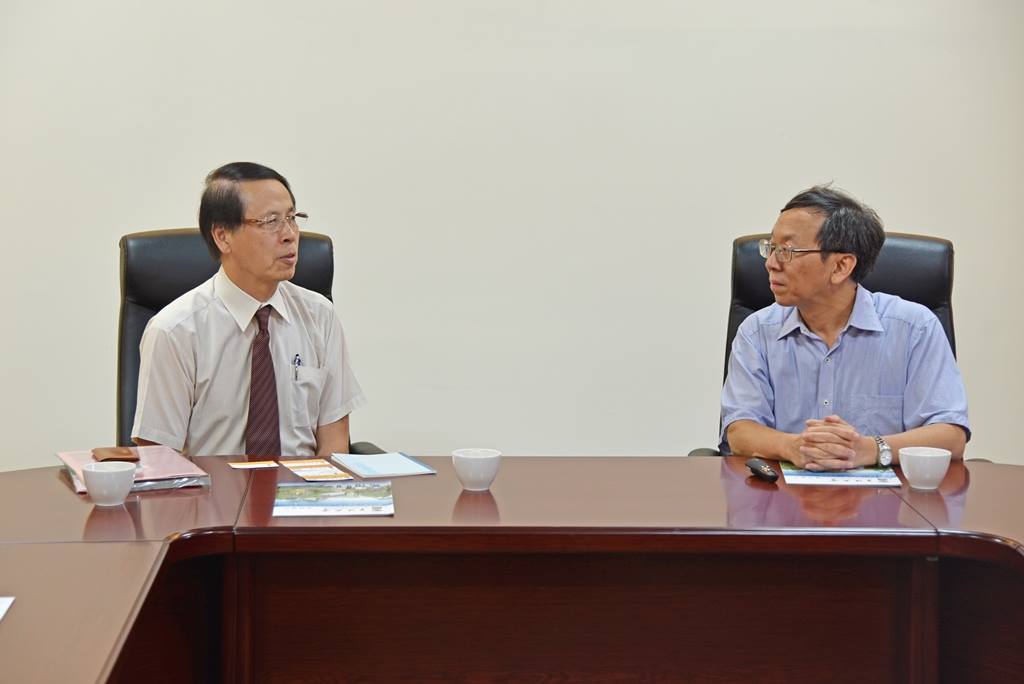 華梵大學簡江儒主任秘書(右)、日本尾道市立大學國際長兼經濟情報學部長邵忠教授(左)