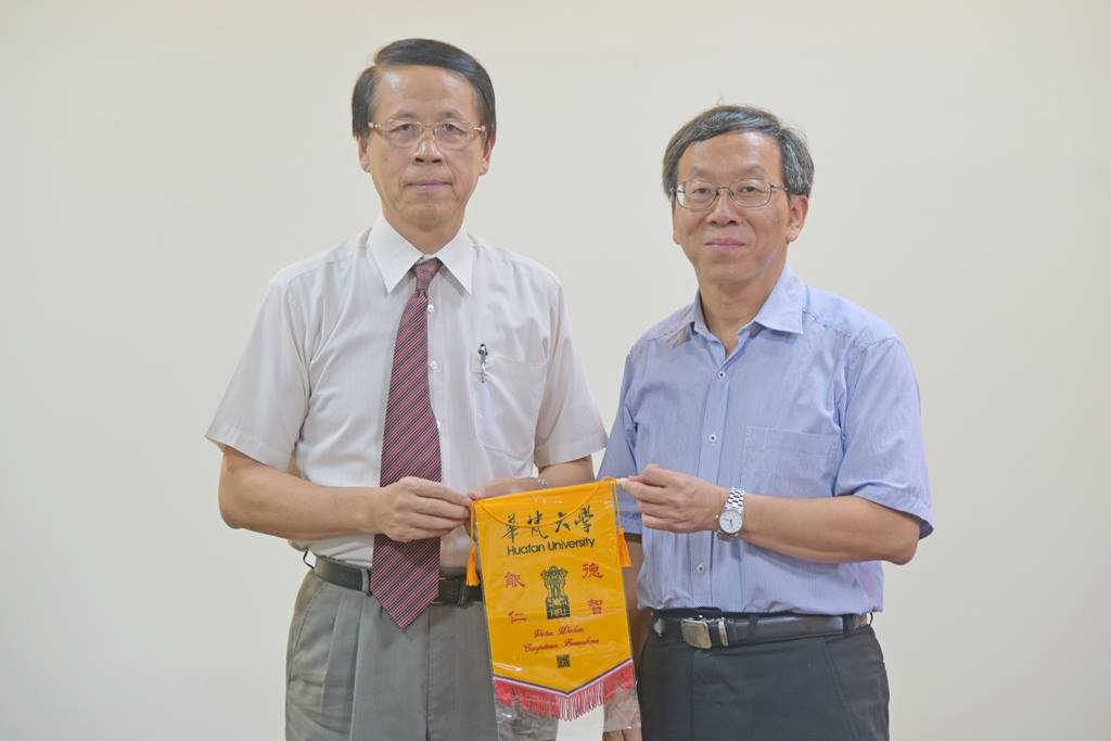 兩校致贈紀念品