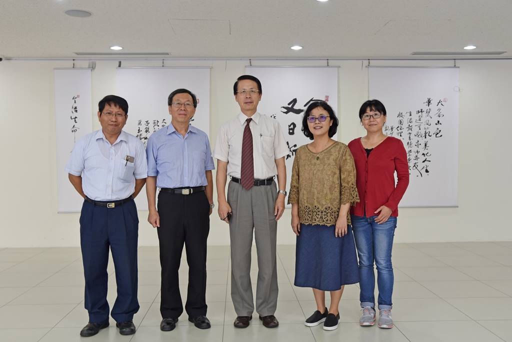 工業工程與經營資訊學系張志平系主任、簡江儒主任秘書、日本尾道市立大學邵忠教授、工程暨管理學院林智玲院長、資訊管理學系張簡雅文系主任合影