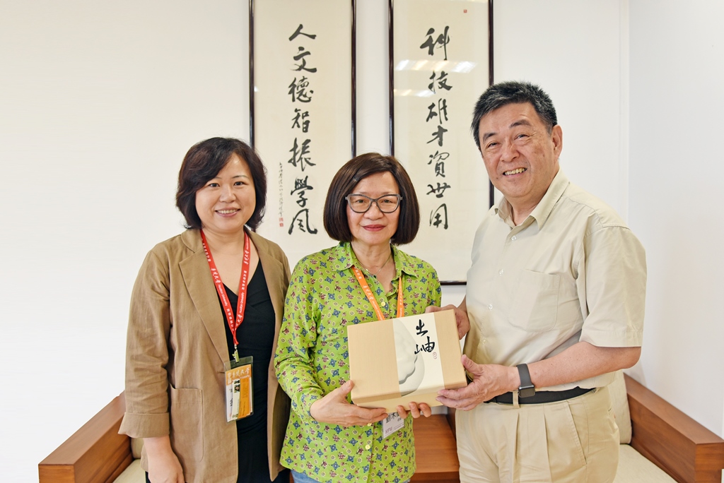 金敏玲執行長陪同香港台灣同學會劉木蘭主席(中)拜會李天任校長