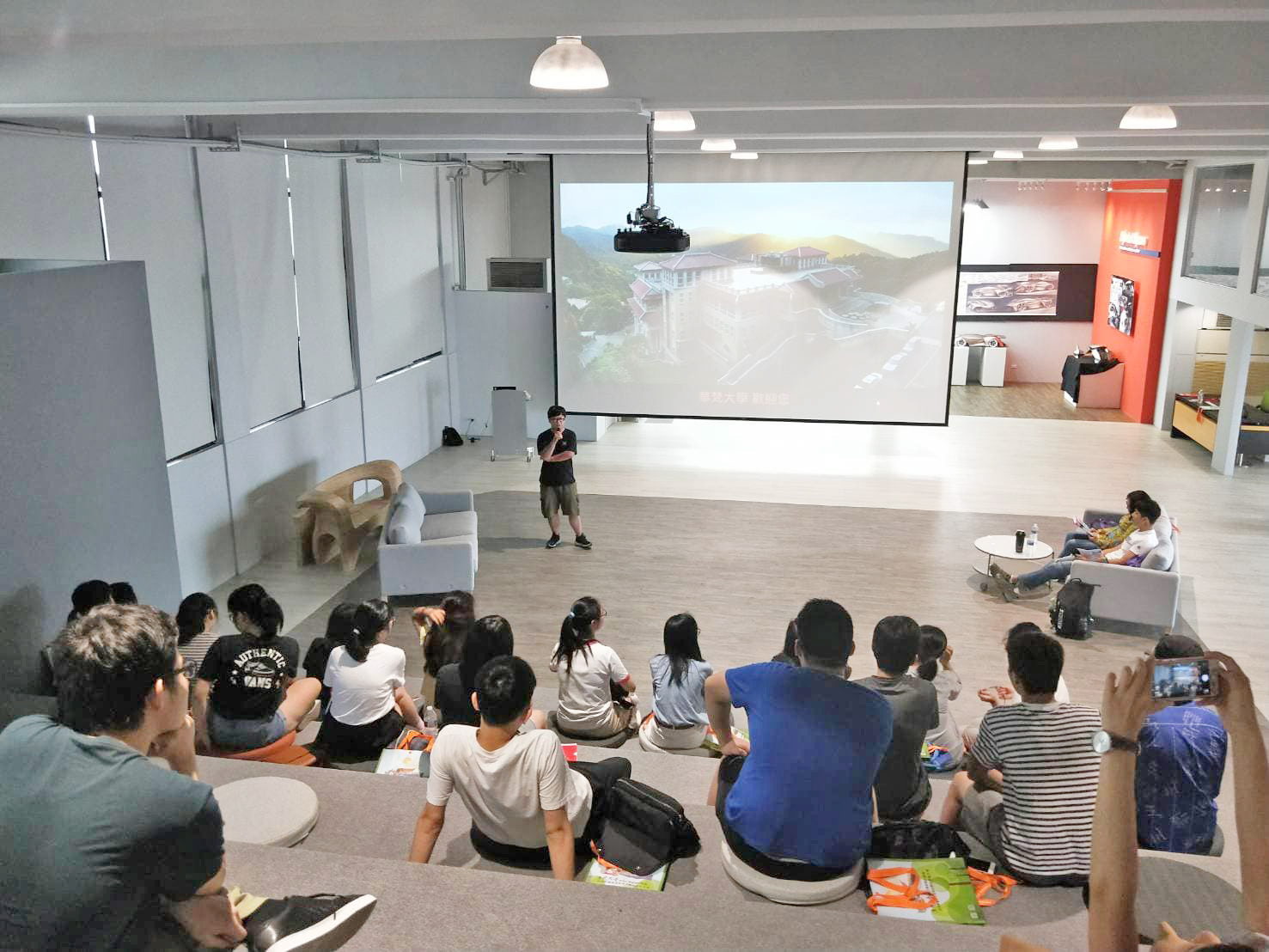 美術與文創學系周承禧學長分享在西班牙卡斯提亞拉曼查大學交換心得。