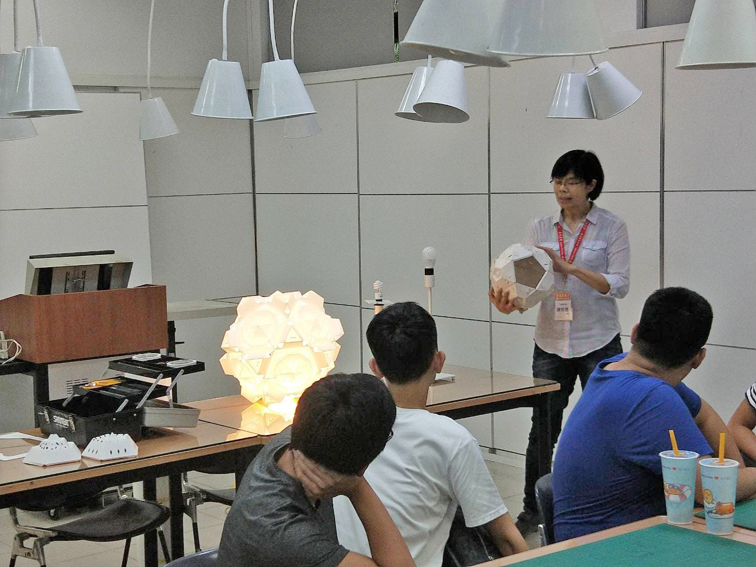 工業設計學系陳妙鳳老師的「摺紙體驗與摺紙燈具集體創作」體驗課程。