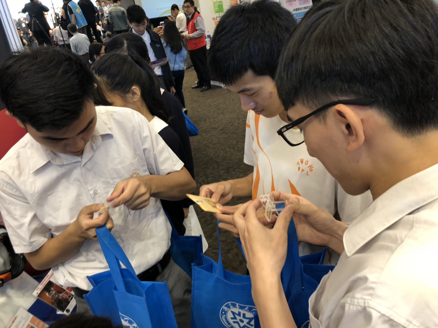 建築系師生設計文創商品「魯班鎖」，DIY體驗活動。