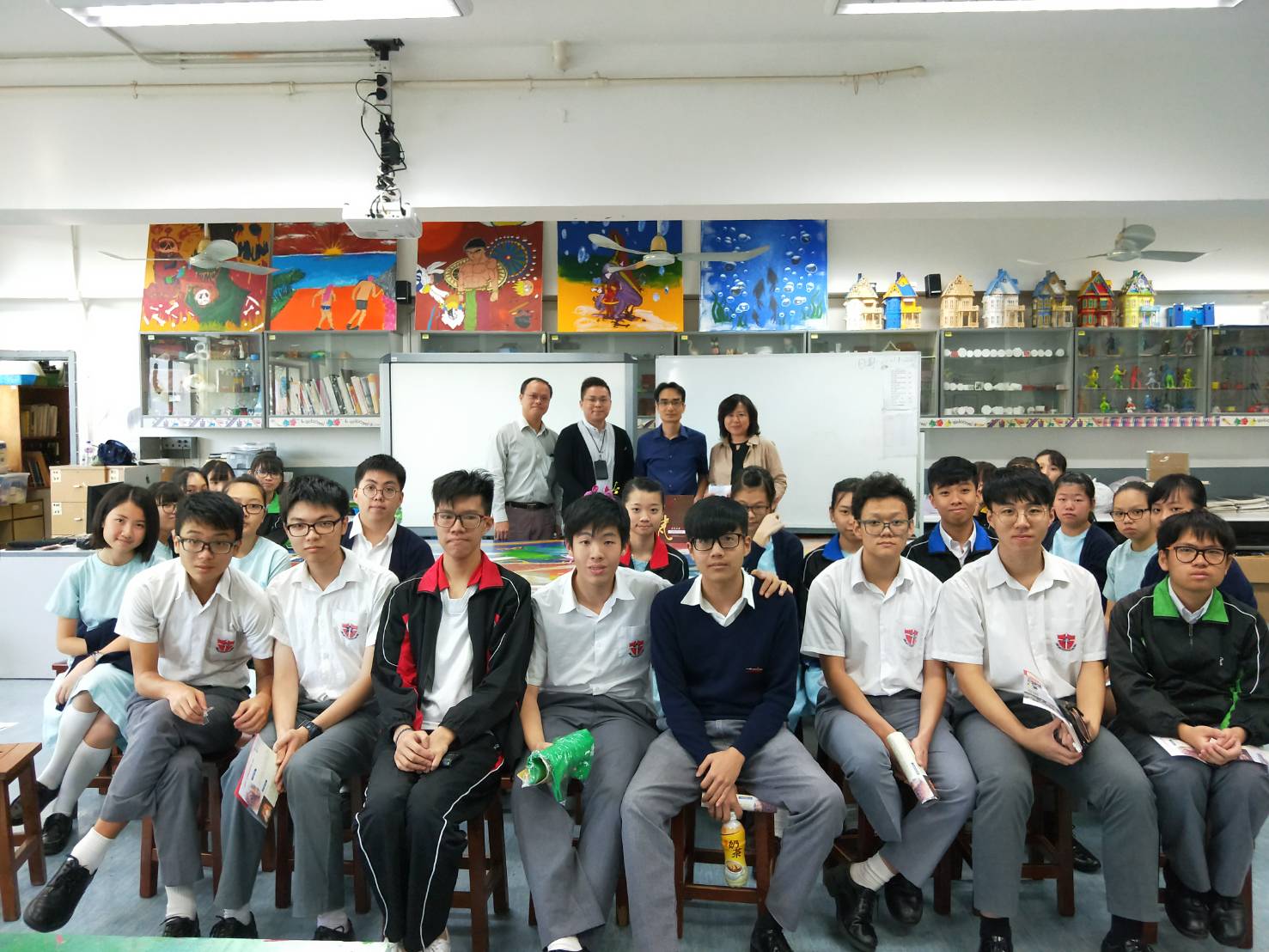 華梵國際招生團隊於天主教培聖中學藝術科教室與中四至中六學生進行升學講座。