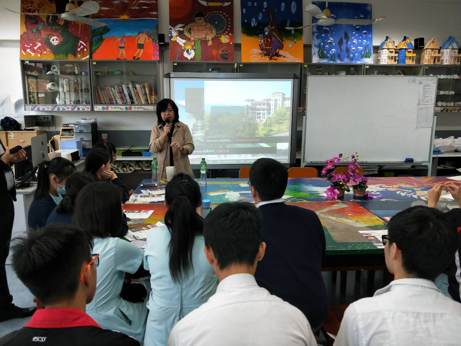 華梵國際招生團隊於天主教培聖中學藝術科教室與中四至中六學生進行升學講座。