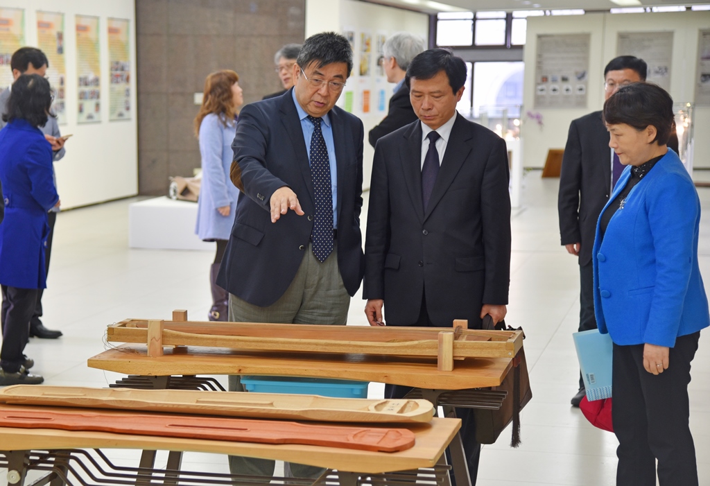 參觀斲琴的過程,李天任校長仔細講解說明斲琴的構造和演奏方式