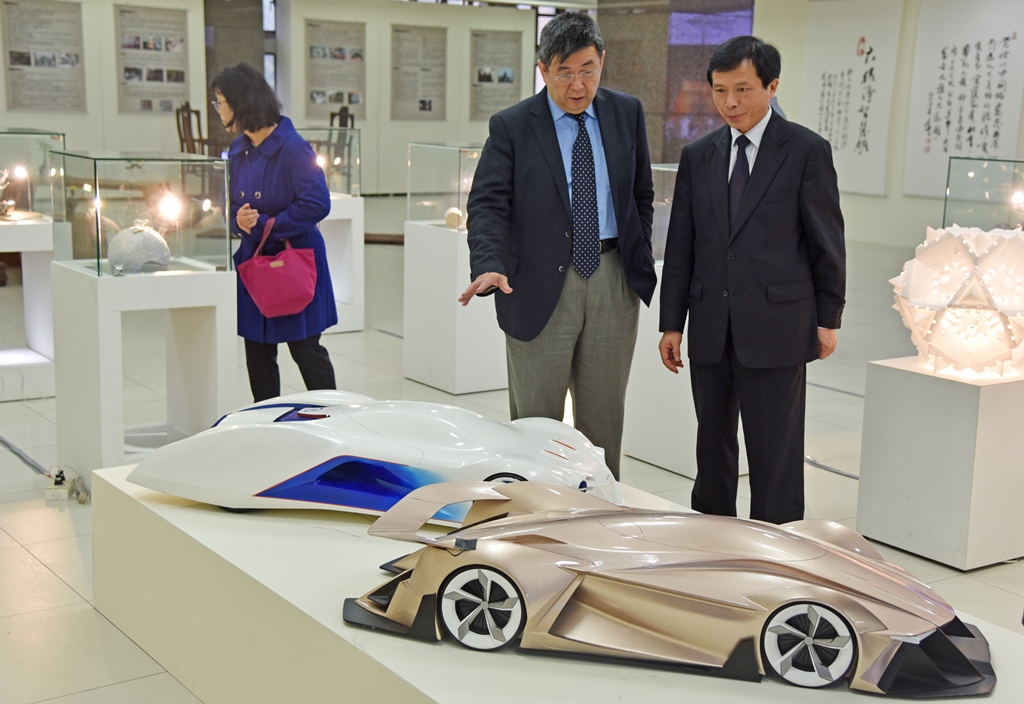 李天任校長帶領淮南師範學院曹杰旺校長參觀本校藝術設計學院學生的設計作品