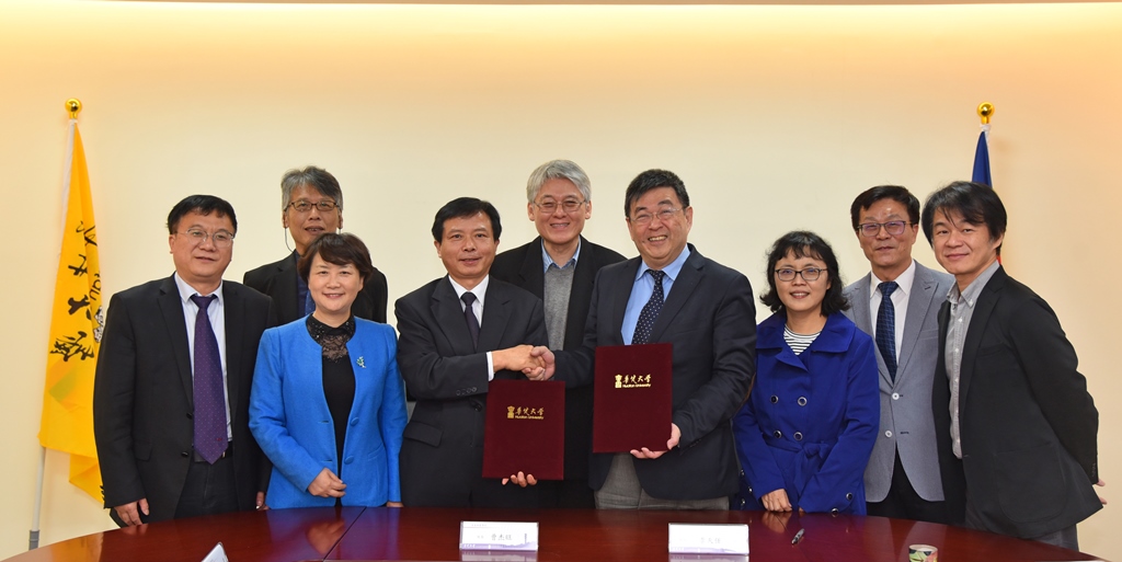 簽署完成,本校與安徽省淮南師範學院合拍留影