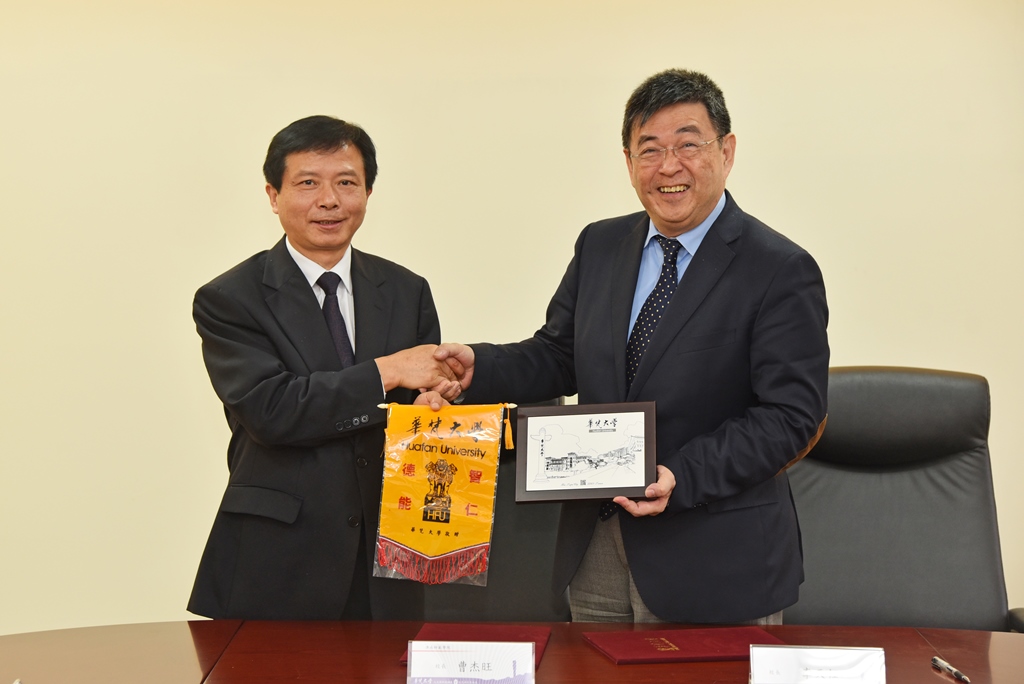 兩校致贈紀念品