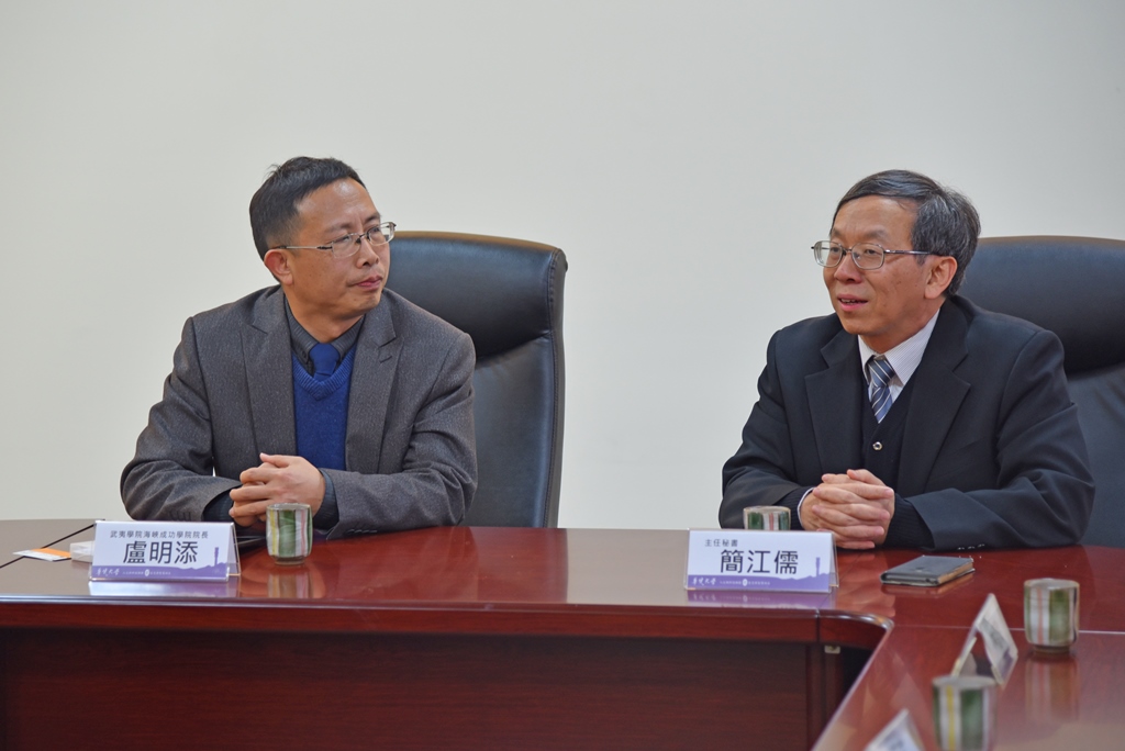 簡江儒主任秘書(右)、海峽成功學院盧明添院長(左)