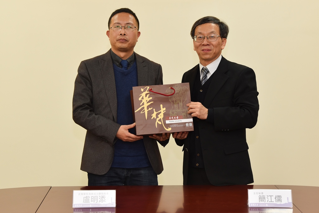 兩校互換紀念品