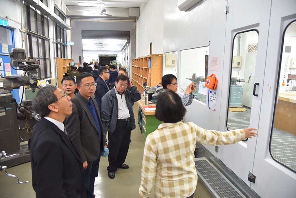 盧院長一行環視參觀校級工廠環境