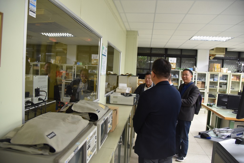 盧院長一行參觀機電系自動控制實驗室及半導體無塵室
