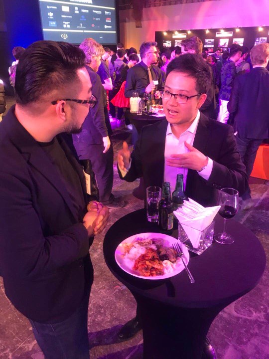 黃源維與指導老師李聖恩老師與同為入圍並獲得決賽名次的江南大學設計學院張立昊教授(右一)團隊深度交流。