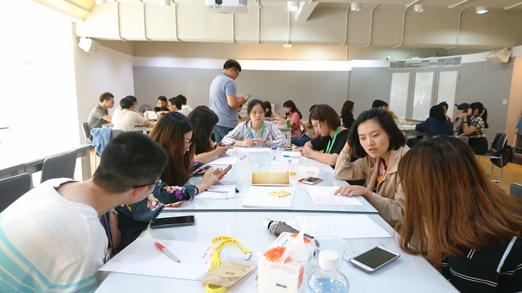 設計交流營彼此用中文或英文的分組討論情況