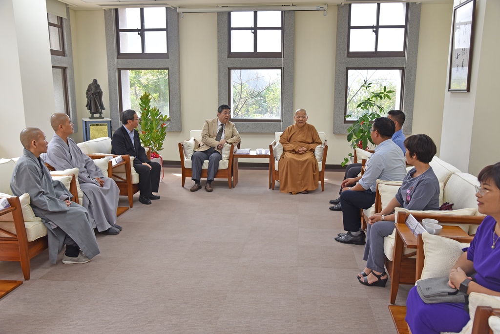 李校長及蓮華學佛園修慈園長親自接待和致詞
