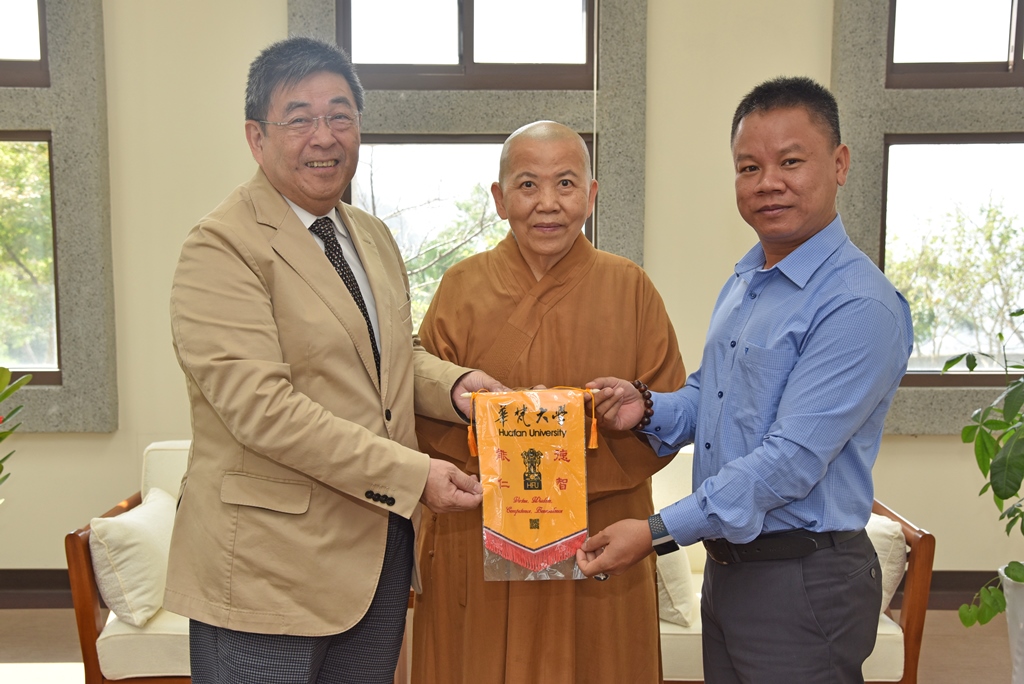 兩校交換紀念品