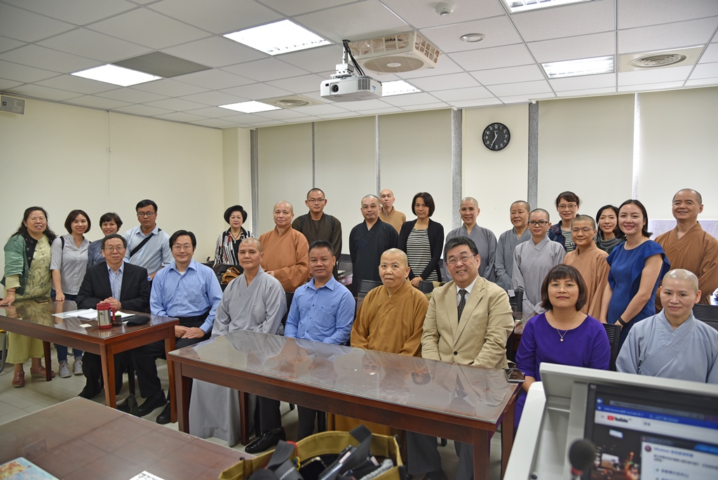 越南河內國家大學佛教學院一行人與本校師生於佛教學系合照