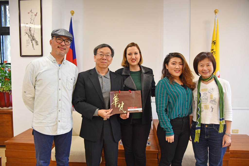 姊妹校卡斯提亞拉曼查大學西班牙語課程Montero Garcia教授(中)蒞校訪問,與簡江儒主任秘書(左二)、美術與文創學系蔡瑞成老師(左一)合影。